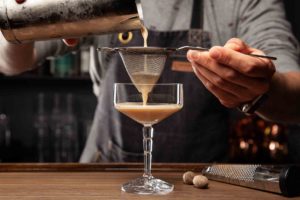 5 klassische Gin Cocktails, die man öfter bestellen sollte